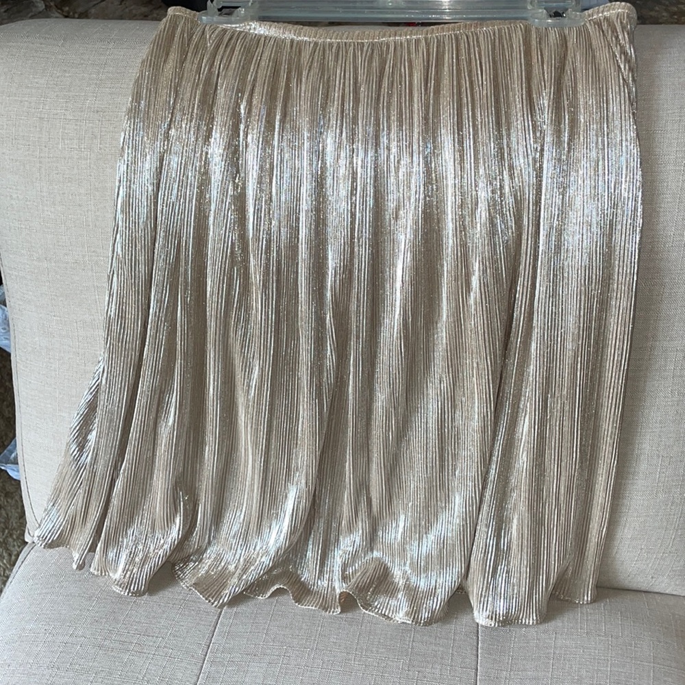 Flowy gold skirt
